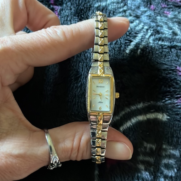 ARMITRON WATCH⌚️ MOTHER OF PEARL FACE WITH STRETCHY BAND FITS ANY SIZE WRIST 🔋 - Picture 3 of 8